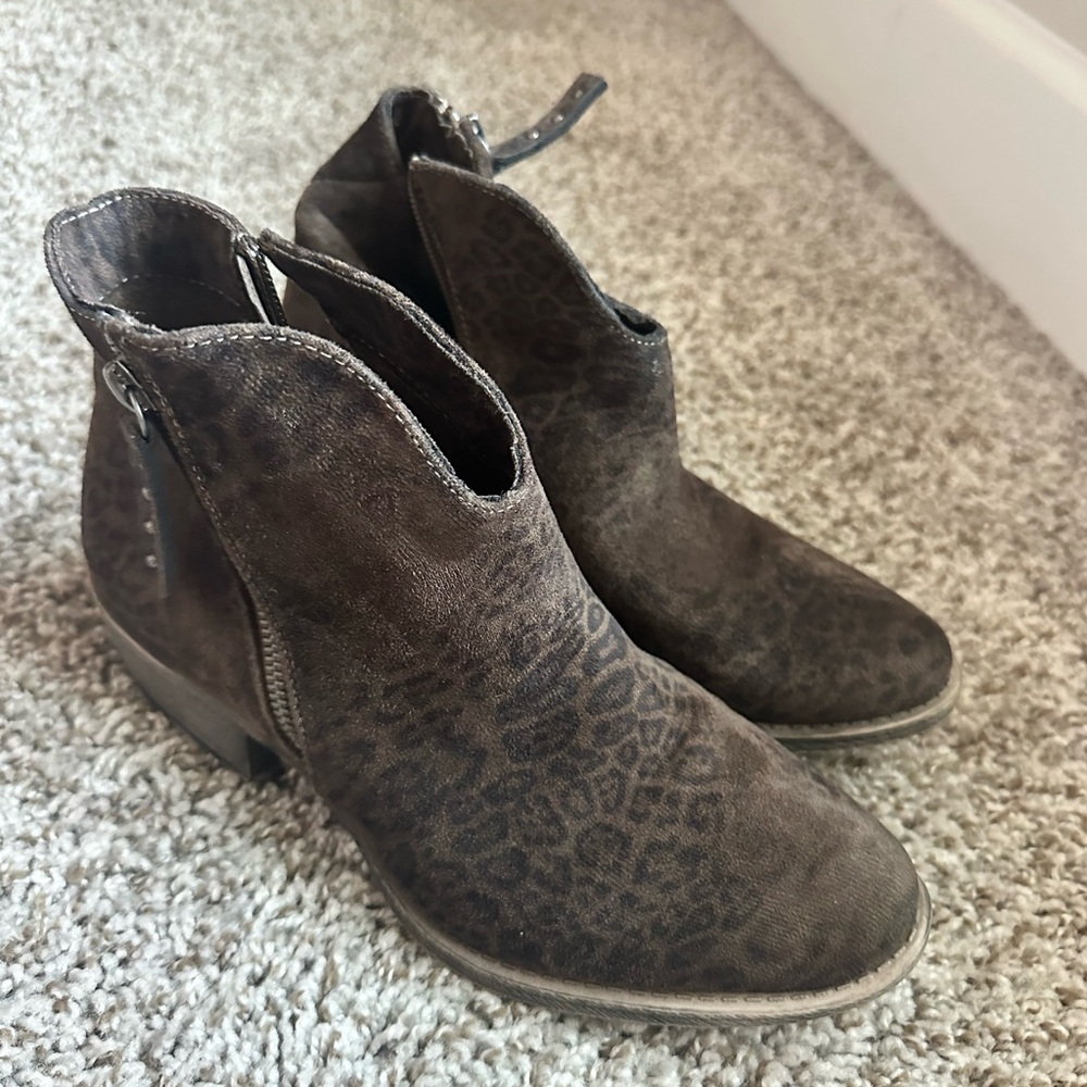 Very G buckle boots brown cheetah worn once